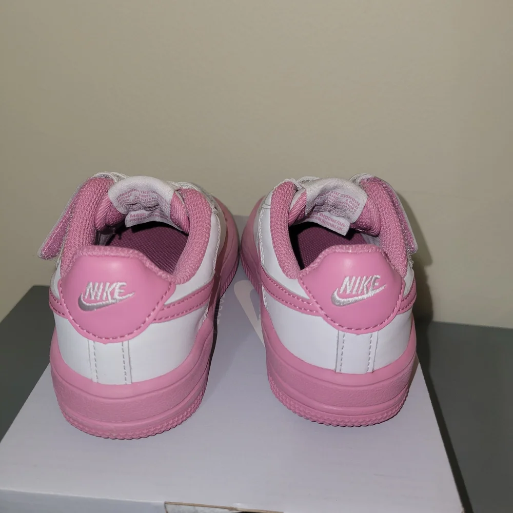 Girls Nike Air Force 1 Low Pink and White Sneakers - Picture 5 of 8